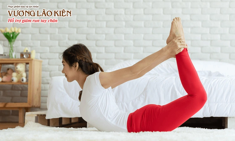 Yoga vừa giúp giảm run chân tay vừa làm tăng sự dẻo dai cho cơ bắp, đồng thời ổn định tinh thần